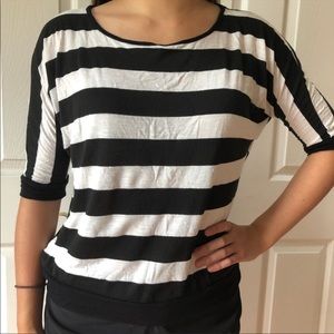 Monteau Los Angeles Black White
Striped Blouse Elbow Sleeves
